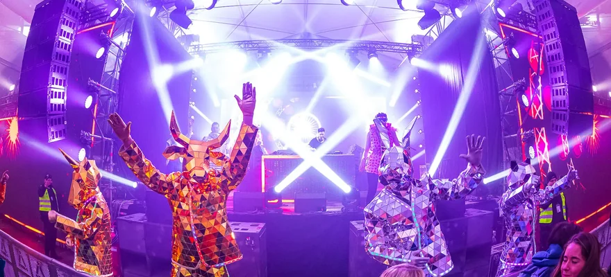 Artiști Elevarts pe scena de la Massif Festival, în fața publicului