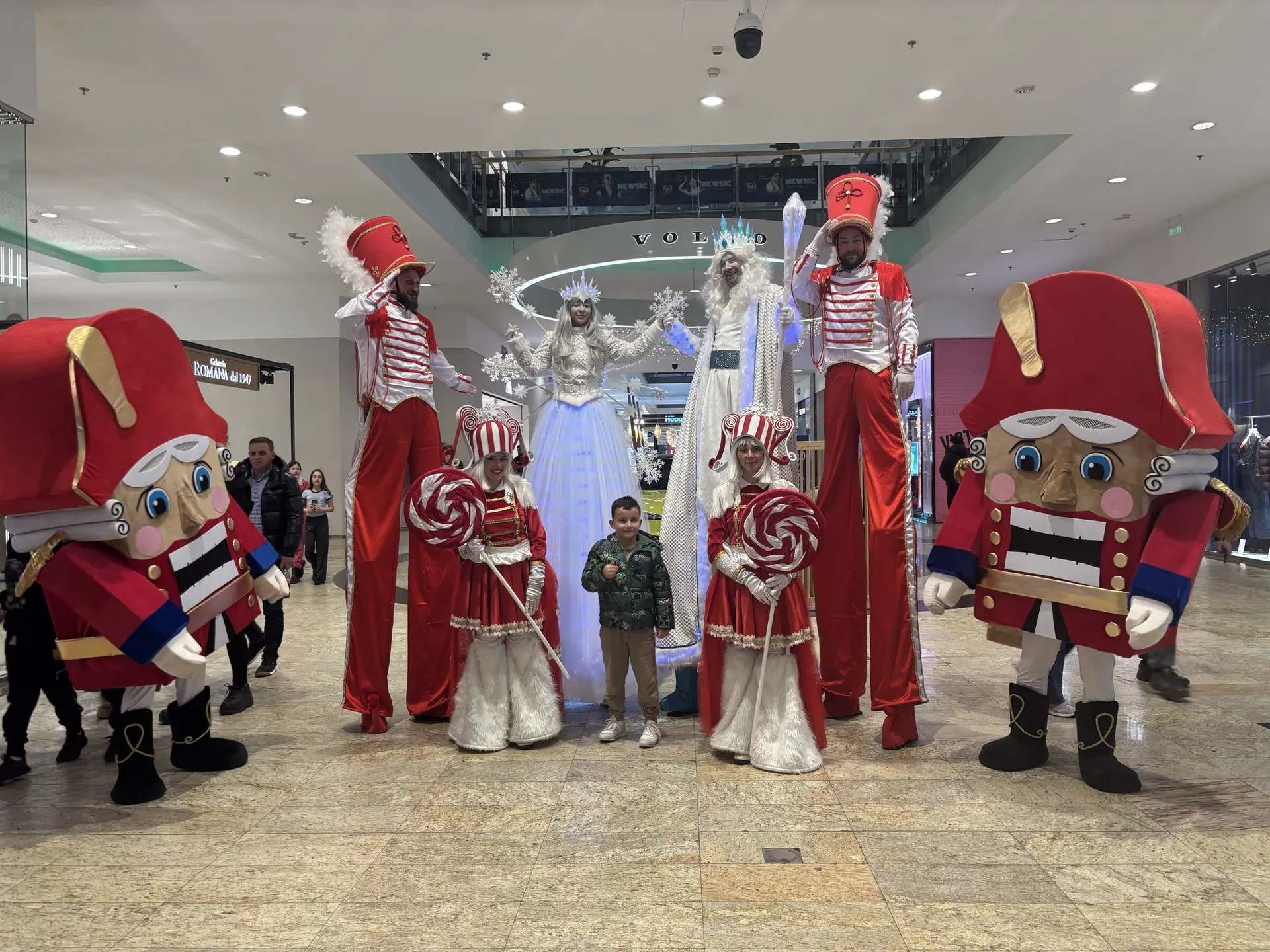Mascote și personaje de Crăciun prin tot centrul comercial, cu dulciuri pentru copii. De 1 Iunie, aceleași trasee, alte costume.