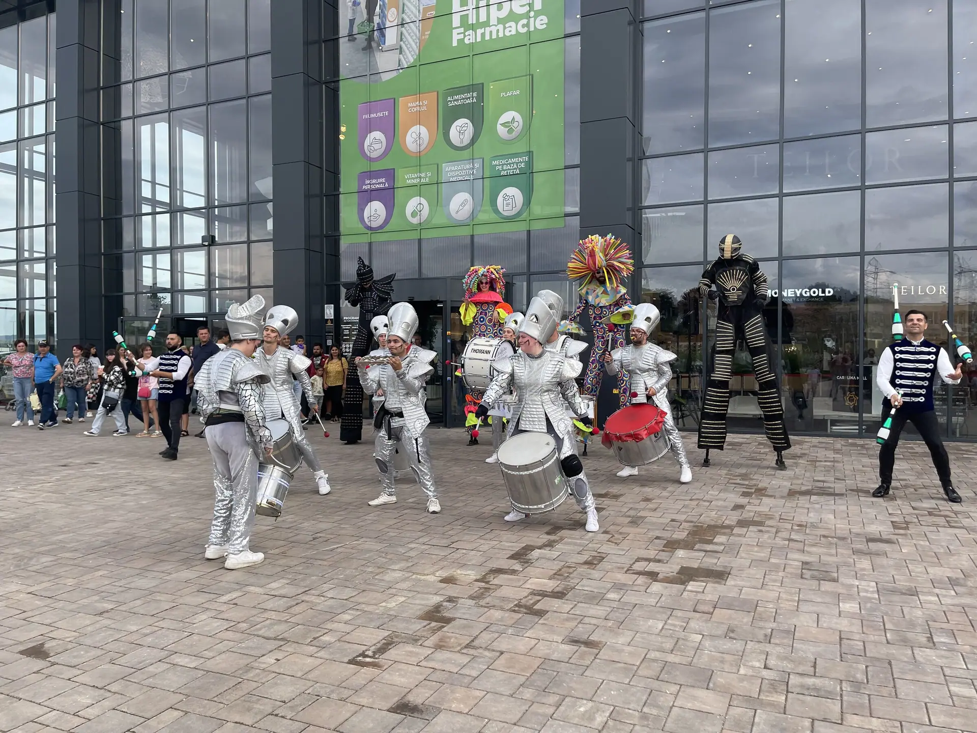 Transformers cu fum și MC, zece LED Drummers, picioroange și statui vivante — mall-ul plin dintr-un capăt în altul.