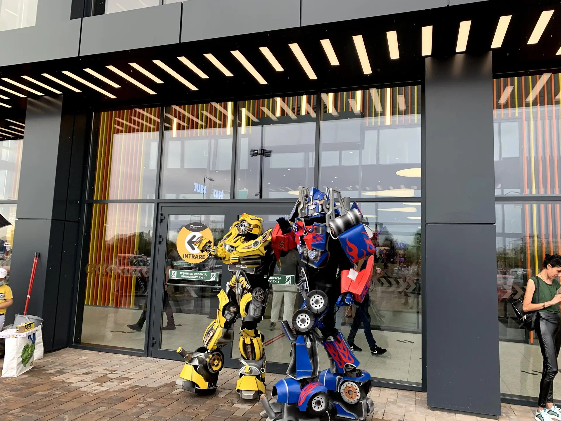 Cascade Flowers și Rainbow Gentleman Giant Puppets la inaugurare, apoi Transformers V2 cu efecte complete la aniversările de peste an.