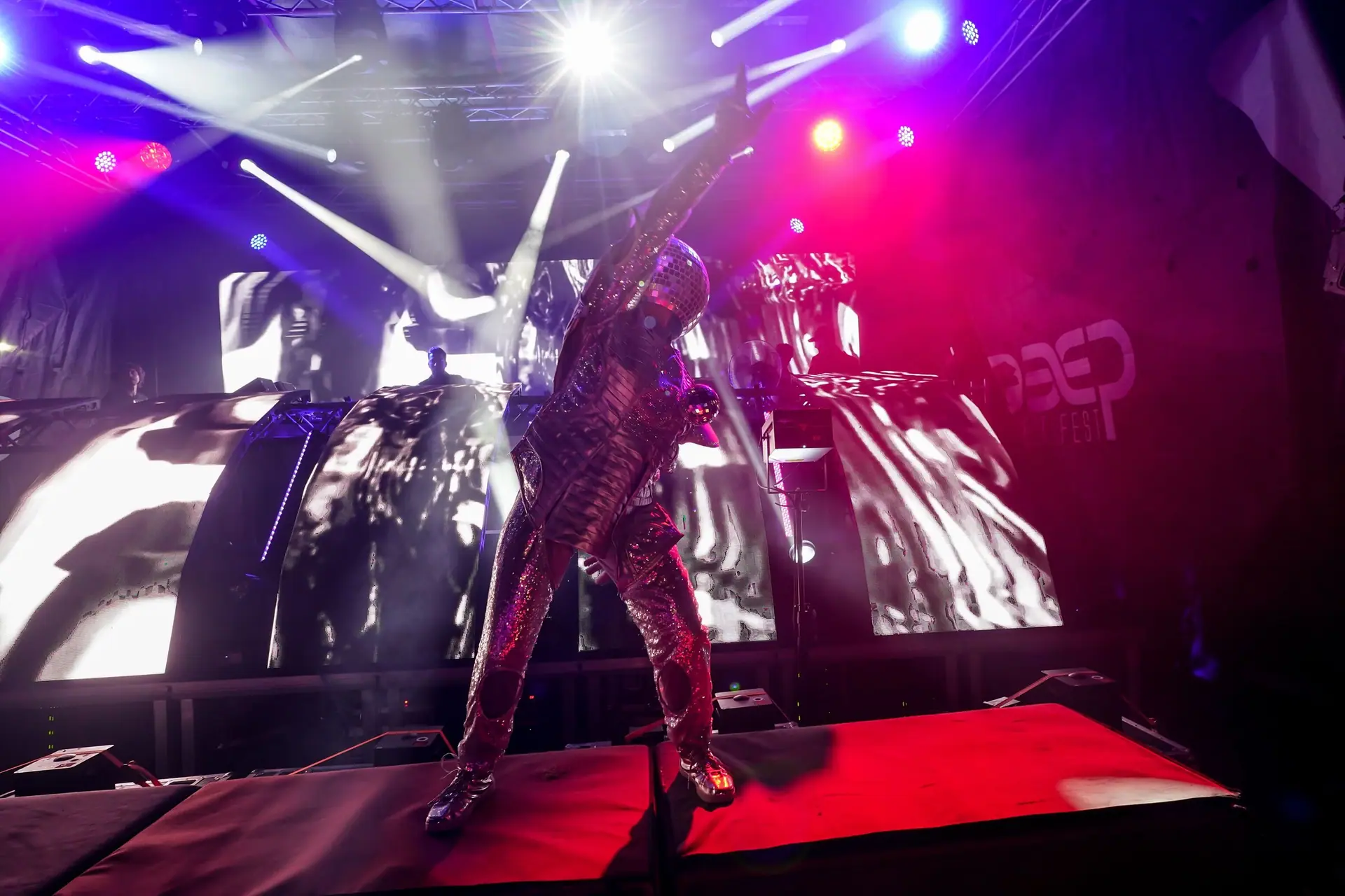 Mirror Men, Disco Heads and LED artists on stilts, keeping the atmosphere alive on stage and in the crowd, edition after edition.