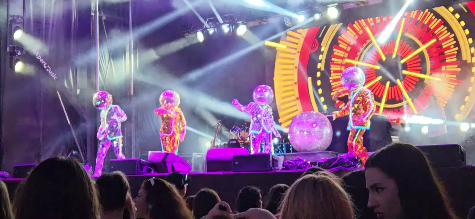 Două zile la Slobozia, de la DiscoBall Acrobatics pe scenă până la Silver Bunnies și o mascotă gonflabilă prin mulțime.
