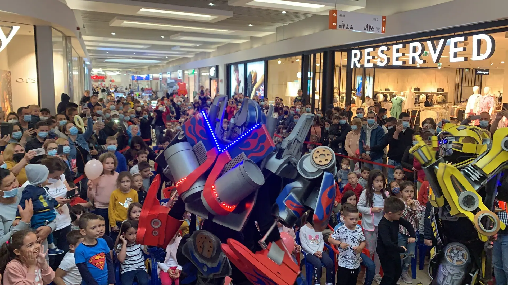 Candy Guards pe picioroange, Renul Auriu și statui vivante argintii, schimbate din sezon în sezon, în același mall.